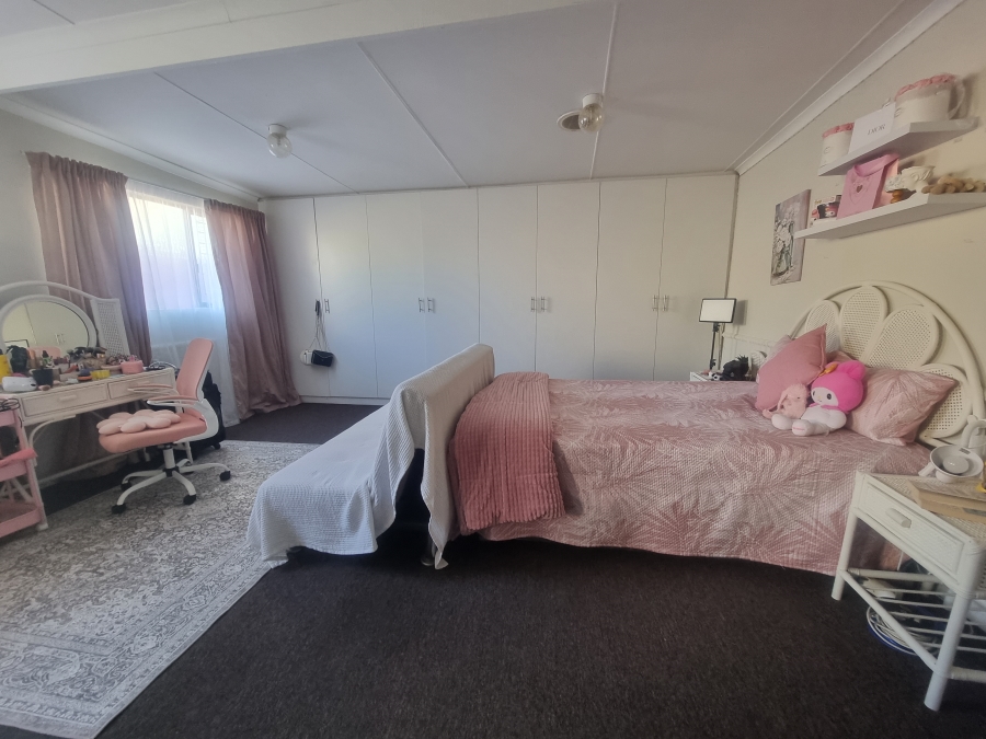 6 Bedroom Property for Sale in Heiderand Western Cape
